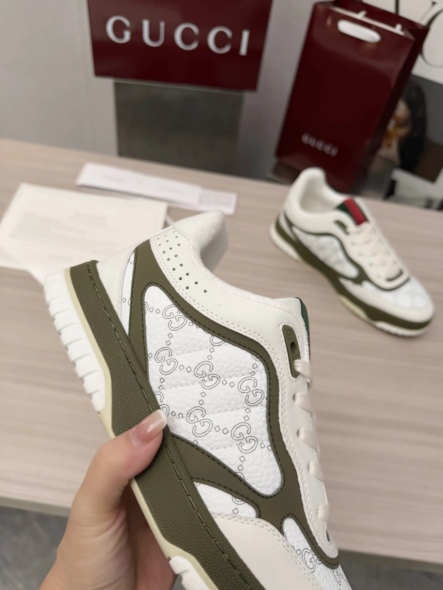 [G Home] P: 600💰 Couple size: Female 35-40. Male 39-44 (45 custom-made) 🆕2025.GUCC Gucci original order quality The latest popular high and low top aged couple sneakers series shipped original purchase development and production, this high and low top sneakers adopt a basketball-style silhouette design, cleverly integrated with hollow panels and distressed effects, showing unique ingenuity. The ingenuity incorporates brand logo details such as interlocking Double G styling accessories and Gucci lettering, a low-key tribute to the brand's design heritage. Exquisite packaging at the delivery counter 🛍📦 ▪️ Fabric: Original customized imported first-layer cowhide ▪️ Inner lining: Imported first-layer cowhide ▪️ Sole: Original molded two-color TPU sole ▪️ Sole thickness: 3cm
